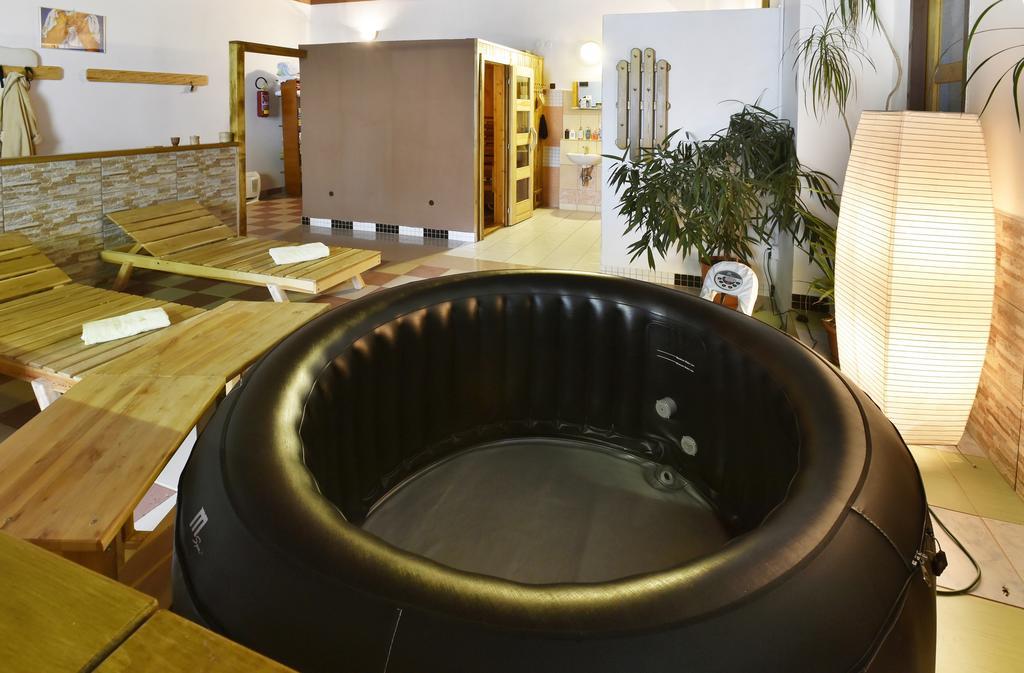 Hotel Kovarna ジェチーン エクステリア 写真