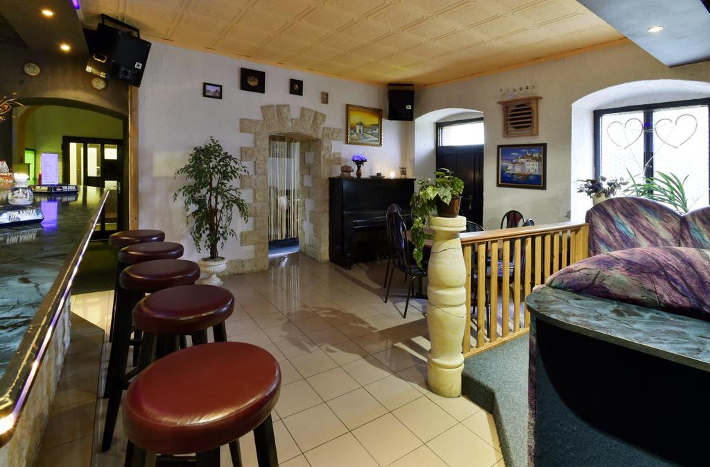 Hotel Kovarna ジェチーン エクステリア 写真