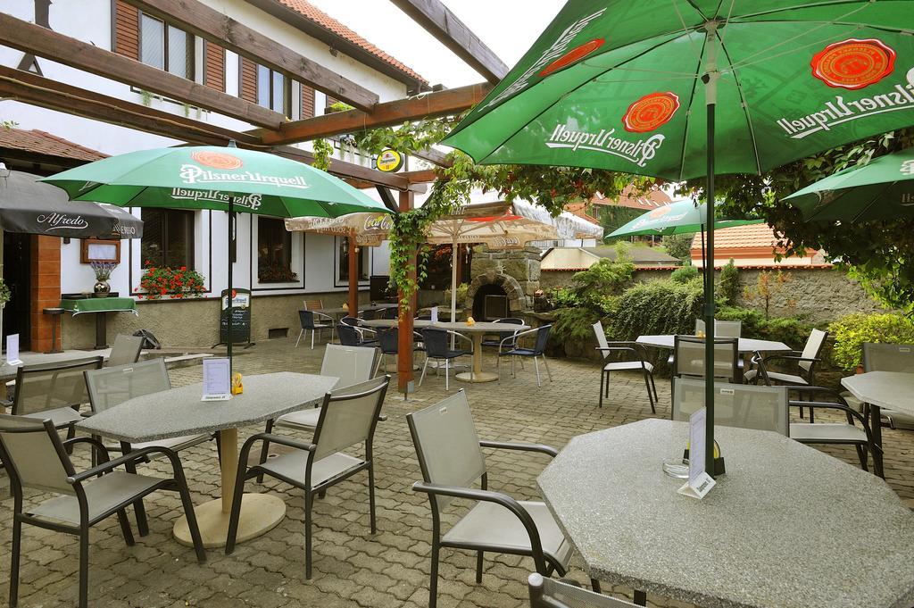 Hotel Kovarna ジェチーン エクステリア 写真