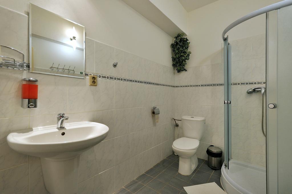 Hotel Kovarna ジェチーン エクステリア 写真
