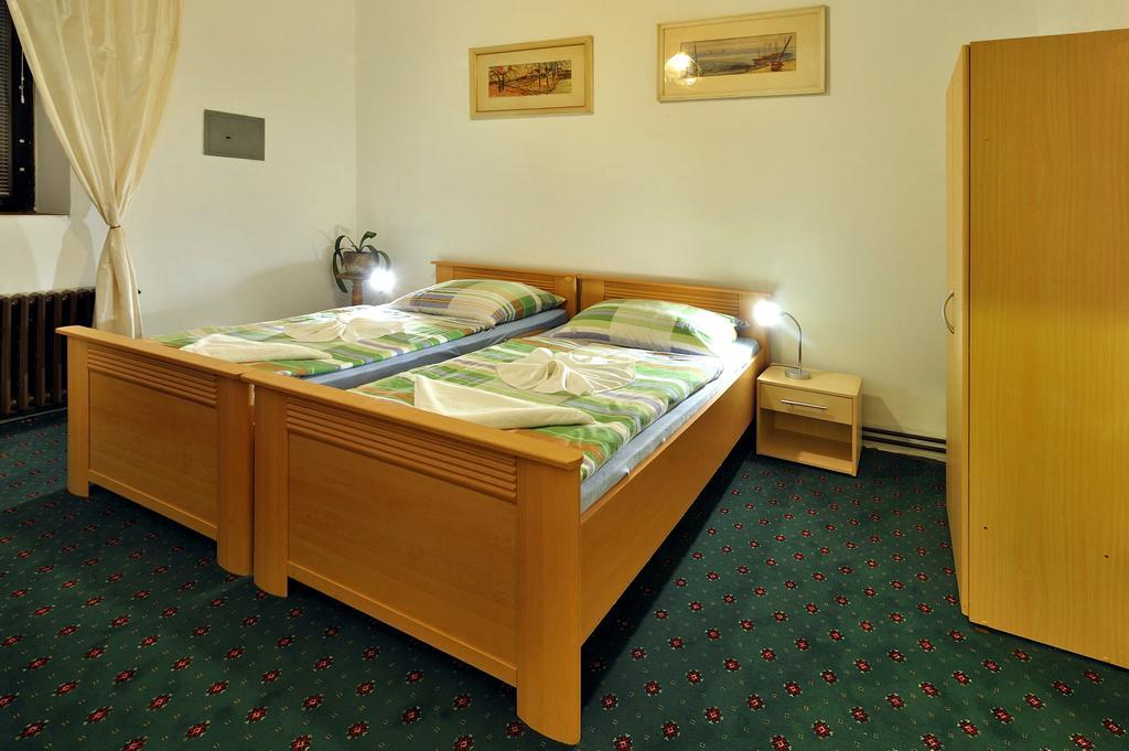 Hotel Kovarna ジェチーン エクステリア 写真