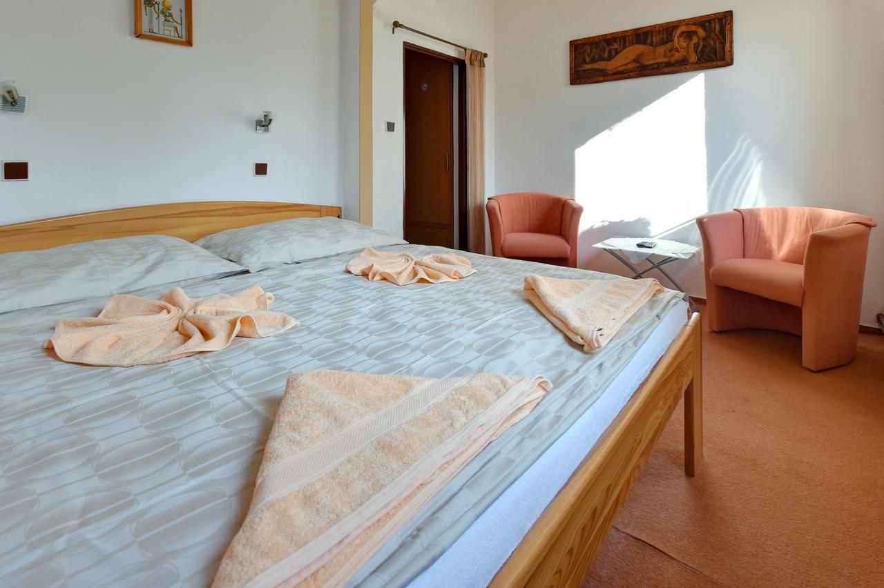 Hotel Kovarna ジェチーン エクステリア 写真